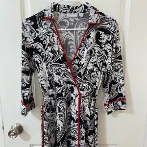 Dress with design and sleeves